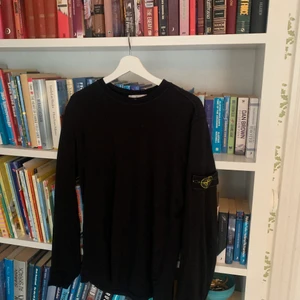 Stone island svart crewneck - Svart stone island crewneck, kvitto och qr kod finns, säljer pågrund av att jag inte använder den.köpt för 2000kr. Skriv för fler bilder.