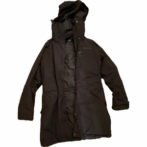 Peak jacka - Bra skick. Kan användas vardagligt eller till stallet. Väldigt varm