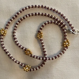 Halsband blommor - Handgjort halsband med blommor, 39,5 cm långt. Köparen står för frakten, 12kr. Samfraktar vid köp av flera smycken.