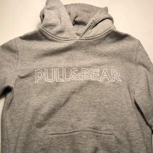 Säljer två snygga pull&bear hoodies båda i strl XS😍