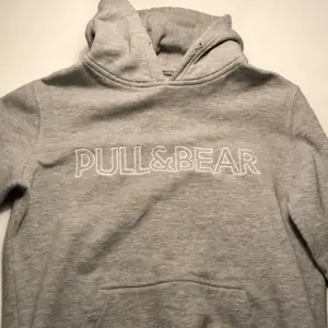 Säljer två snygga pull&bear hoodies båda i strl XS😍