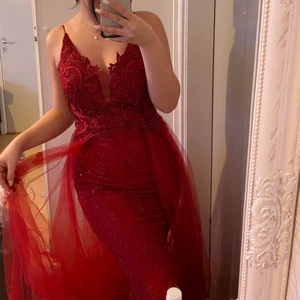 Röd festklänning  - Jätte fin har använt den en gång inga skador köpte den för 2000kr för fler bilder så kan ni skriva privat till mig🤍