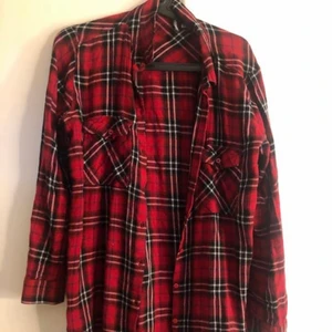 Röd skjorta i nyskick  - Röd rutig skjorta  i tunika längd. I nyskick. 