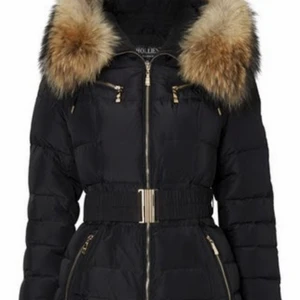 Hollies Jacka - Hollies jacka storlek 38. Bältet släpper lite då och då. Varit så sen den köptes. Pris kan diskuteras