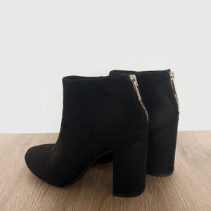 Stövletter med dragkedja strl 36 - Superfina stövletter med dragkedja i storlek 36. Endast använda fåtal tillfällen.