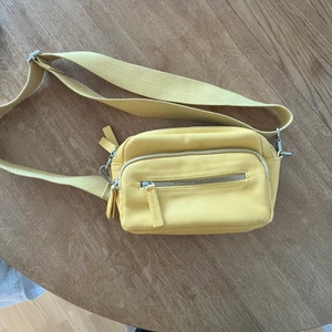 Carin Wester väska  - Gul Carin Wester-väska! Säljer då jag har en till! Köpt förra året, sparsamt använd! 