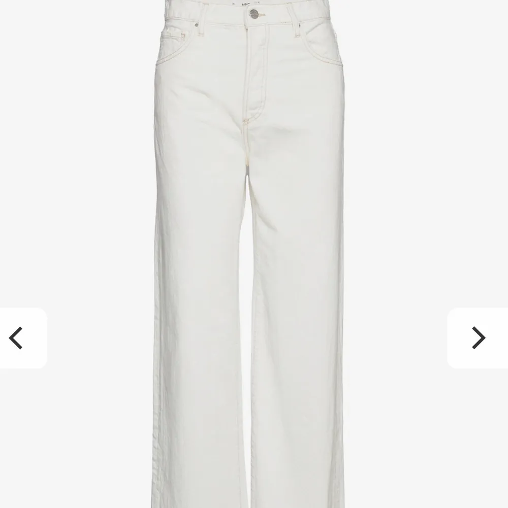 Säljer mina vita jeans från New Yorker, storlek xs. Väldigt tajta där uppe men stötta ner mot benen. . Jeans & Byxor.