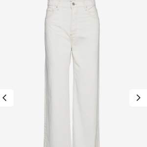Säljer mina vita jeans från New Yorker, storlek xs. Väldigt tajta där uppe men stötta ner mot benen. 