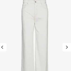 Vita jeans  - Säljer mina vita jeans från New Yorker, storlek xs. Väldigt tajta där uppe men stötta ner mot benen. 