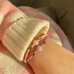 Handgjora armband  - Handgjorda pärlarmband med smileys och stjärnor, finns i flera färger 💜 35kr/st, gratis frakt. Beställ idag 19/12 och få paketet före jul!