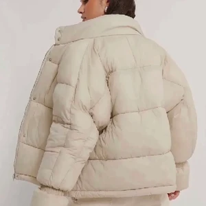 Pufferjacket NA-KD - Beige vinterjacka från NA-KD. Använd 1 gång, som ny. Pris kan diskuteras vid snabbt köp. Lägger upp igen pga oseriösa köpare!