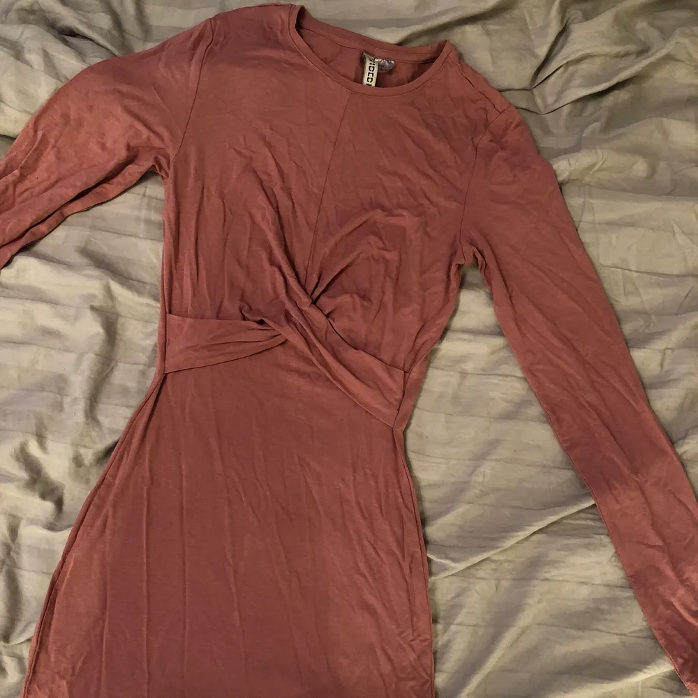 En tunn fin rosa klänning som går ungefär till knäna🤍 säljs för att jag har växt ur den, minns inte vad jag köpte den för men mitt pris är 30kr +frakt. Klänningar.