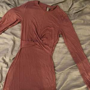 En tunn fin rosa klänning som går ungefär till knäna🤍 säljs för att jag har växt ur den, minns inte vad jag köpte den för men mitt pris är 30kr +frakt