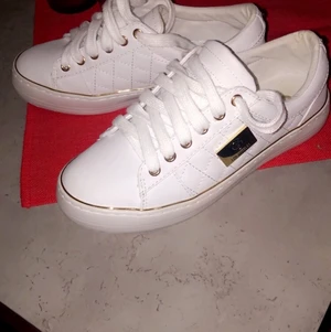 Guess sneakers - Snygga sneakers från Guess i superskick då dom inte passade mig. Storlek 35