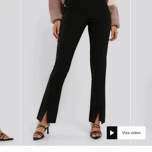 Nakd kostymbyxor  - Jag har ett par kostymbyxor från nakd som är helt oanvända och lappen är kvar, dem har en slits fram som är en fin detalj men dem är lite långa på mig som är ungefär 160cm💗💗 de är i storlek 36 och jag kan såklart skicka fler bilder om det behövs 