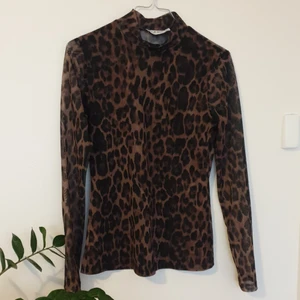 Leopard mesh topp - Leopard mesh polo topp. Storlek s. Från NA-KD x Camille Botten kollektion. Kan skickas annars finns i Malmö 💌