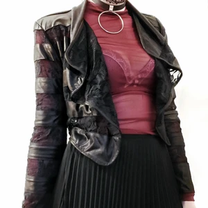 Kofta fuskskinn och spets 🖤😭 - Så jävla cool och unik! Bilderna gör den inte riktigt rättvisa!! Det är alltså en långärmad kofta i svart spetstyg och svart fuskskinnsliknande tyg!! Inte straightup fuskskinn utan lite tunnare, lenare glansigt syntet-tyg som ser ut som fuskskinn typ 😋 Hittar ingen storlek men skulle säga att det är en 38! 100kr 