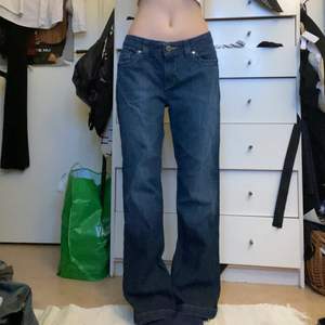 Så kattiga lågmidjade jeans från Calvin Klein med kontrastsömmar! Vida/lite bootcut. Helt oanvända!! Skriv för frågor eller mer bilder😘😘😘 första bilden ger färgen mest rättvisa!!                                                                                        midjan är 80cm å innerbenslängden 76cm