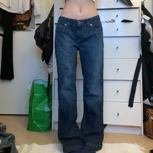Calvin Klein lågmidjade jeans  - Så kattiga lågmidjade jeans från Calvin Klein med kontrastsömmar! Vida/lite bootcut. Helt oanvända!! Skriv för frågor eller mer bilder😘😘😘 första bilden ger färgen mest rättvisa!!                                                                                        midjan är 80cm å innerbenslängden 76cm