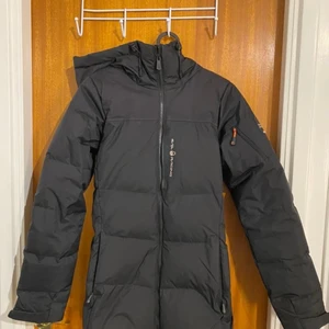 Sail racing jacka - Nyskick använt en vinter. Perfekt passform och väldigt varm och felfri. Jag säljer jackan för den inte passar mig i smaken längre. 