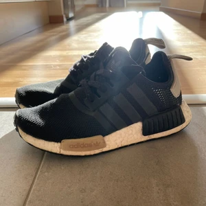 Adidas  - Svarta adidas skor inget omärktmart , dem är 3 år gamla . Rena och fina. Storlek 36.