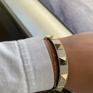 Valentino armbånd hvit - Superfint valentino armbånd nesten ikke brukt! Lite slitasjer💛