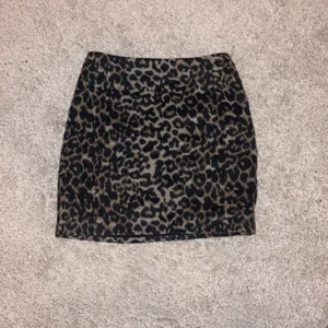 Leopardkjol från Weekday💕 - Superfin kjol i leopardmönster som passar super till vinter och våren! Kjolen är i pälsimitation. Säljes pga för liten för mig, har används endast ett fåtal ggr - är i nyskick!💕  kan både frakta och mötas upp i Stockholm , köparen står för frakt.