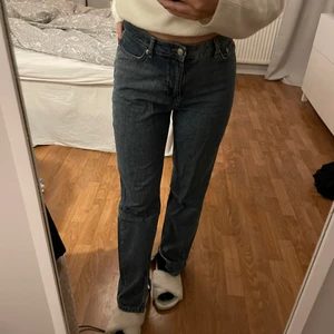Jeans - Säljer mina snygga jeans med slits från NA-KD. Bra skick!⚡️