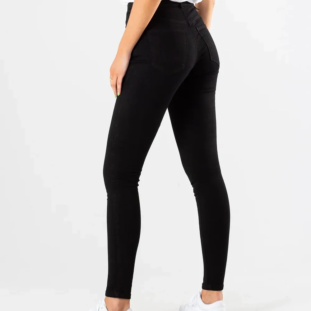 Svarta Dr denim jeans i modellen Lexy. Helt oanvända då det är för små för mig!🥰. Jeans & Byxor.