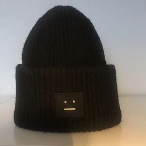 Acne mössa - Svart acnemössa i mycket bra skick! Perfekt nu till vintern och väldigt snygg:) Nypris 1200kr, kan köpas direkt för 950kr. Möts gärna upp för köp i Stockholm annars står köparen för frakten🤗