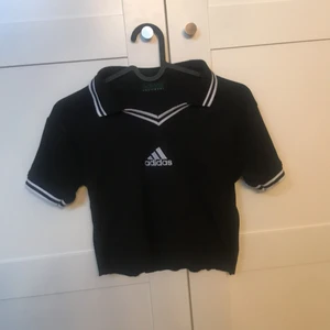 Unik adidaströja med krage - Unik adidaströja med krage i jätteskönt material, cropped. Strlk Xs-S. Möts gärna upp för köp i Stockholm annars står köparen för frakten😄