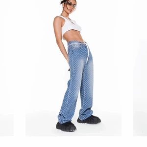 Jaded ldn jeans - Original pris 799. Köpte dessa för ett tag sen men insåg att det inte riktigt är min stil. Bara provade en gång med taggen fortfarande på så dem är helt nya. Köpte dem i storlek w 26 å skulle säga att dom är som storlek 36 i referens. Lite långa på mig som är 172 annars sitter dom perfekt. skriv om du har frågor❤️