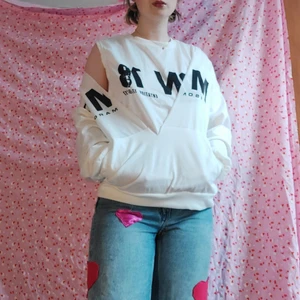 Två delad sweatshirt  - Jättefin tröja som består av två delar. Ena 'underdelen' som är ett brett linne med störning i sidan. Andra 'överdelen' är en uppklippt sweatshirt med ficka, som glider ner lite över axeln. Går även att knyta ihop till en gullig topp om det blir varmt :))     Kan mötas upp i Stockholm City 