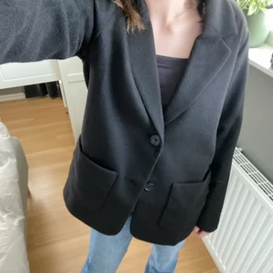 Oversized kavaj  - Säljer nu min oversized kavaj från monki. Superfin kavaj och perfekt nu till nyår. Buda bara om du verkligen tänker köpa för de priset. Storlek xs och sitter oversized på mig som är en xs. Startbud 200kr. Bara att höra av dig vid fler frågor🤍 