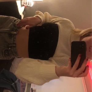 Vit tröja  - Vit stickad tröj-topp från H&M i strl 36. Använd fåtal gånger. Väldigt söt och passar bra till mycket.