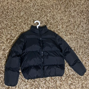 Puffer jacket - Jätte fin pufferjacka från Shein. Köpt för 300 kr men säljer för 150 kr. Helt oanvänd!! Hann inte returnera den och har ingen plats i garderoben för denna.