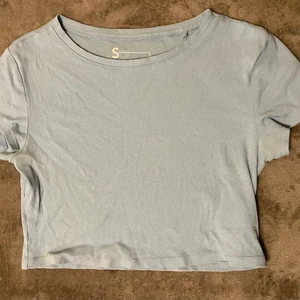 Ljusblå topp, newyourker  - En ljusblå topp från Nee Yourker. Färgen är mer stark i verkligheten. Storlek S, är du en S i vanliga fall är den ganska pösig, skulle nt säga att det är en slim fit utan mer tight vid brösten och sedan lite pösig. Väldigt bekväm.