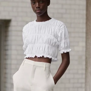 ZARA TRÖJA - säljer min urgulliga tröja från zara med ”veck”. Som nyskick praktiskt sett oanvänd. Kan användas till mycket, går både att klä ner och klä upp!❤️❤️❤️❤️