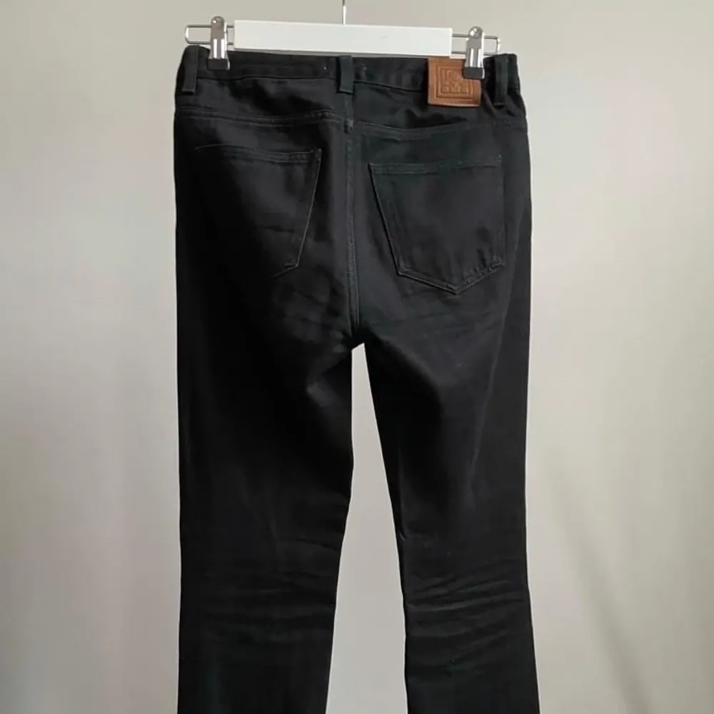 Säljer svarta jeans från Toteme. Storlek - 26/32, men jag uppskattar som 25/32. Välanvända och viss påverkan av tvätt osv som jeans får men har behållt färgen väl. . Jeans & Byxor.