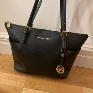 Michael Kors Väska  - Säljer min Michael Kors väska… köpt för många år sedan. Är i bra skick men använt. Bud med rätt att neka. Köparen står för frakten❤️
