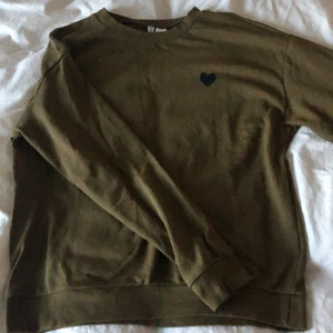 Brun-Grön tröja hm - Vet inte hur många gånger den är använd, fick den av min mamma. Den ser dock inte sliten ut. (Frakt Ingår i priset)