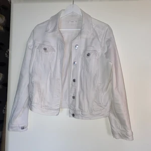 Vit jeansjacka - Vit jeansjacka från Mango i storlek M, men den är mer som en S.