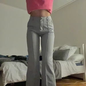 Kostymbyxor - Supersnygga ljusgrå kostymbyxor i jätteskönt material från Madlady, helt oanvända❤️‍🔥 Längd 34 och går ner till fötterna på mig som är 176. Skulle säga att de passar från 36-38 beroende på hur man vill att de sitter. 