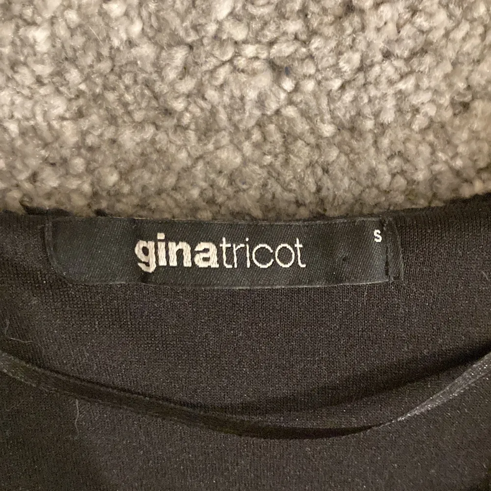 Fake pälskofta köpt på GinaTricot för ca tre år sedan. Använd max fem gånger och därav fint skick. Det är storlek S. 🖤Köparen står för frakten.. Tröjor & Koftor.
