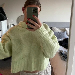 Stickad tröja - Jättehärlig grön stickad tröja Köpt på Ginatricot. Sticks en aning men så snyggt med en skjorta under! Använd en gång