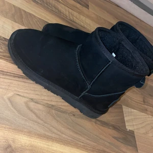 Skor - Säljer dessa fina vinterskor pågrund av att dom är för små för mig! Dom är i storlek 38 och är endast använda 2 gånger! Så dom ser helt oanvända ut :)