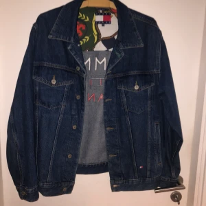 Tommy Jeans - Intressekoll på denna feta Tommy Jeans Jackan. Storlek M och inköpt för ett år sedan men har kommit till använding väldigt sällan. Nypris 2500kr. Inga defekter eller missfärgningar. 