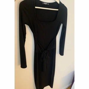 Klänning från Asos, 32 petite - Jätte fin svart ribbad tajt långklänning från ASOS, i petite storlek 32. Passar en som är ca 160cm lång. Använd en gång så super fint skick!