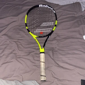 Tennis rack  - Skit bra skick, använd några gånger säljer för 1000 jag köpte de för 1500 