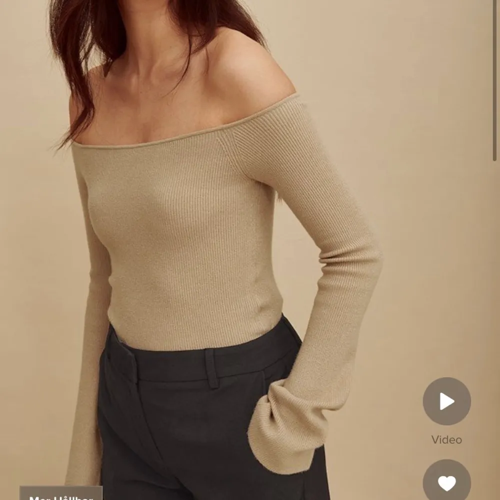 Beige off shoulder topp från Amalie Star x nakd! Slutsåld på hemsidan, och aldrig använd. Därför superbra skick💕 Jätteskönt stretchigt material också! . Toppar.